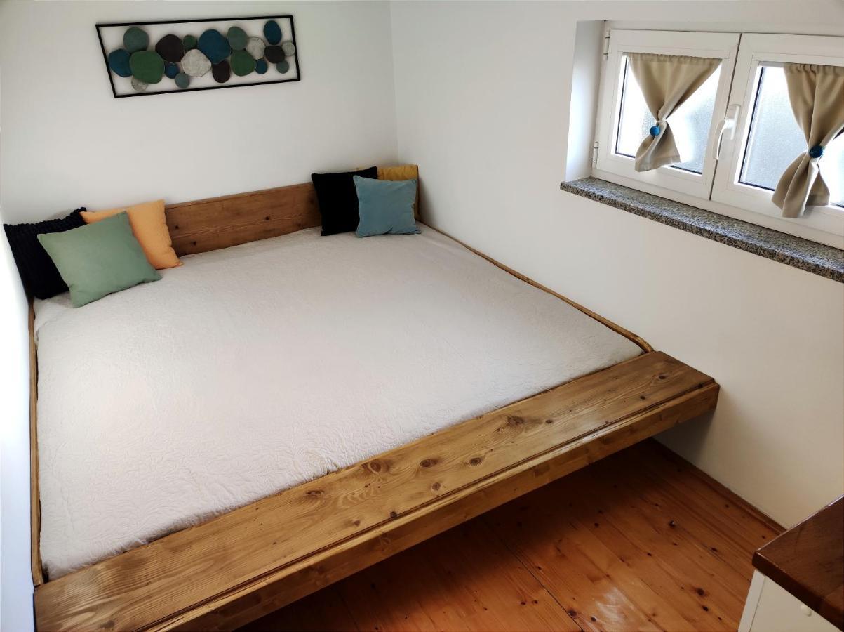 Apartman Emili Malinska Eksteriør billede